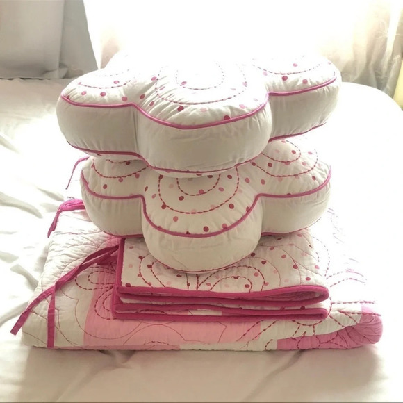 Girls Queen/full  Reversible Quilt, Shams and matching pillows soft pink&white. - Picture 5 of 5